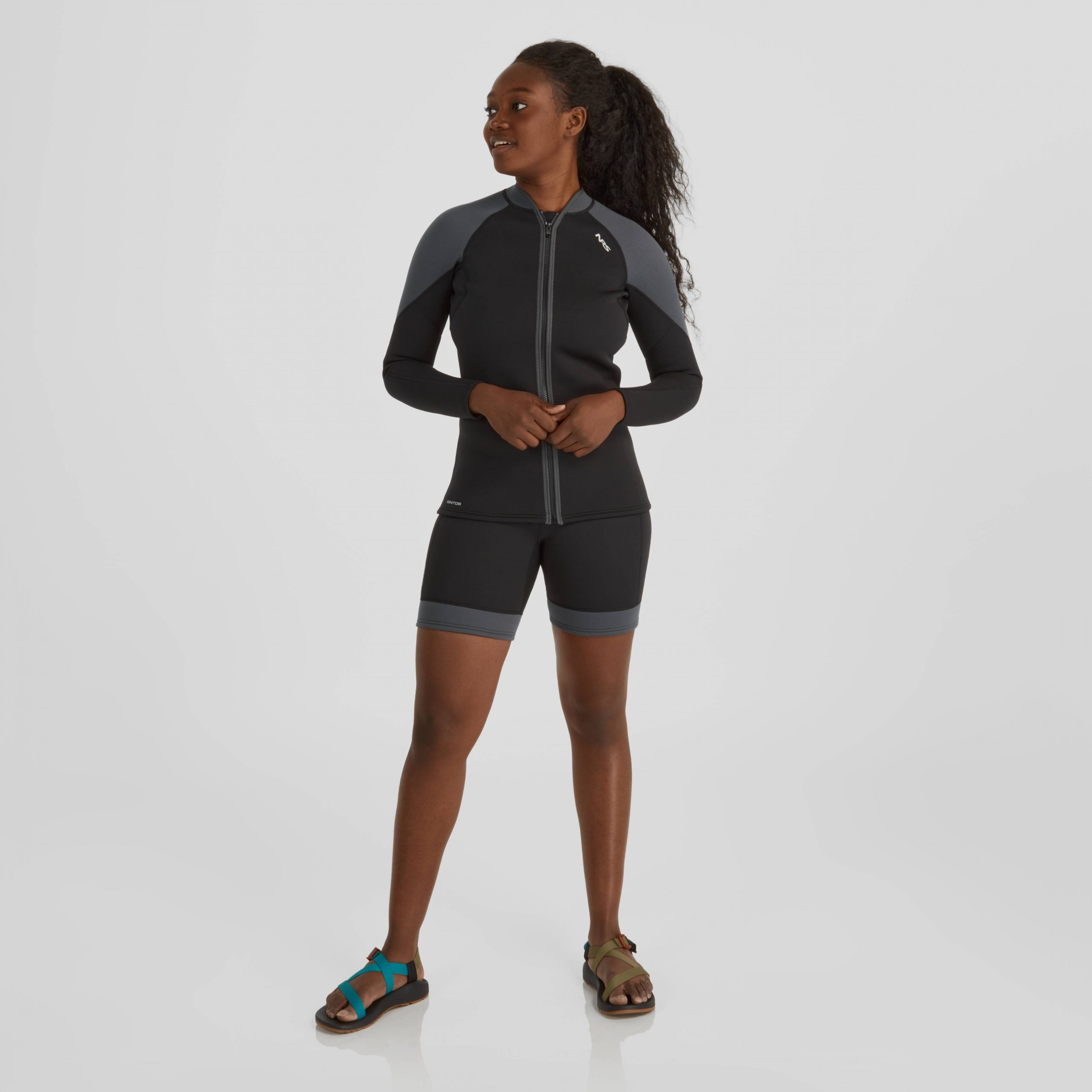 15049_02_Black_Model_Front_080823